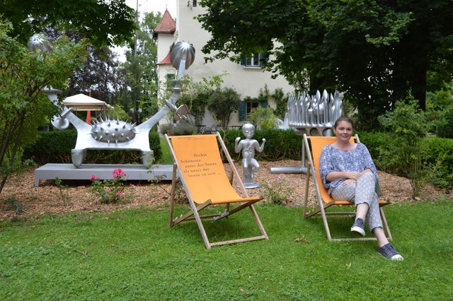 Carolin Walker (und Bruno Gironcoli) im Park von Schloss Ebenau in Weizelsdorf | Foto: Lehner