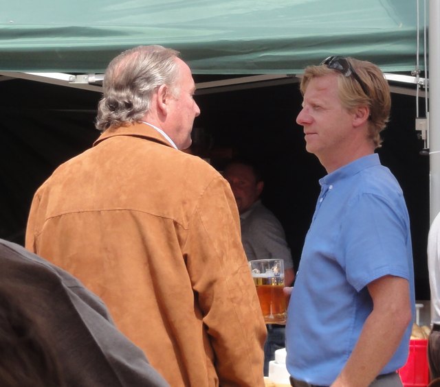 der zukünftige Bürgermeister Johann Grubinger (re)  bei seinem "Ersteinsatz"