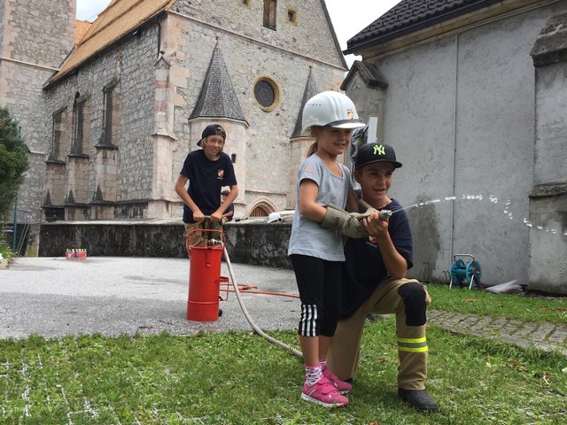 Die Mitglieder der Jugendfeuerwehr halfen den Kindern beim Zielspritzen