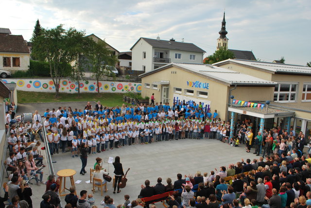 Der Schulhof war bis auf den letzten Platz gefüllt.