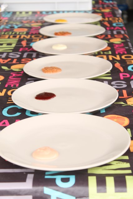 Die Auswahl war groß: Sechs köstliche selbst zubereitete Saucen | Foto: Florian Haun