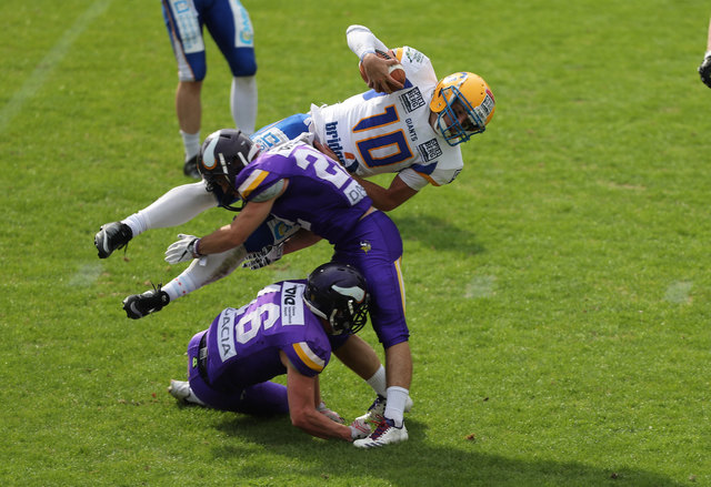 Gestoppt: Giants-Quarterback Rob Gallik kam nicht an der Vikings-Mauer vorbei. | Foto: GEPA