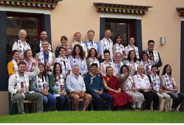 Gruppenfoto der Diplomverleihung mit Kursteilnehmern, Lehrern und Vertretern der Gemeinde