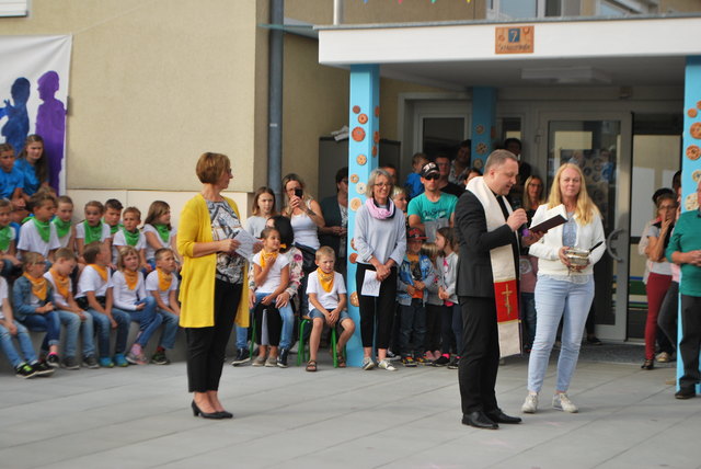 Segnung des Schulzentrums durch Pfarrer Bujnowski