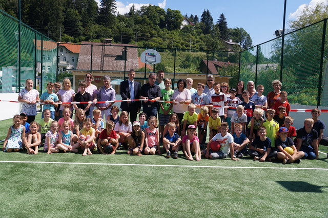 Eröffnungsfeier und Schulschlussfeier: Die neue Multifunktionssportanlage in Spital am Semmering wurde letzte Woche offiziell eröffnet. Im Winter dient sie als Eislaufplatz, im Sommer als Sportanlage. | Foto: Koidl