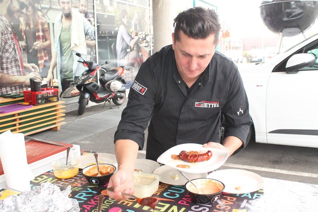 Auch für Grillexperten Martin Wurm war die Wahl der "besten Sauce" schier unmöglich. | Foto: Dagmar Knoflach-Haberditz
