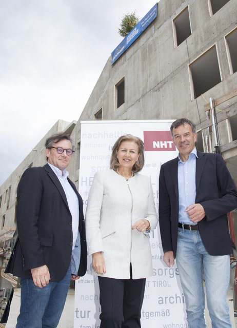 NHT-Geschäftsführer Markus Pollo (li.) freut sich gemeinsam mit Bürgermeister Georg Willi und Landesrätin Patrizia Zoller-Frischauf über die Baufortschritte im Pradler Saggen.