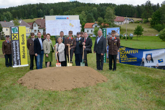 Johann Haider, Andreas Pfeffer, Peter Huber Raika, Reinhard Schenk, Bundesrätin Andrea Wagner, Nationalratsabgeordnete Angela Fichtinger, Kommandant Thomas Hahn, Franz Schöller, Jürgen Gerstbauer, Bürgermeister Ing. Josef Wagner, Josef Klonner NÖ-Versicherung, Reinhard Friedl (v.l.). | Foto: Christian Haider