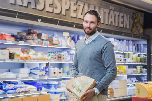 Lorenz Wedl mit Österreichs beliebtester Käsesorte: dem aromatischen Hartkäse aus Kuhmilch.