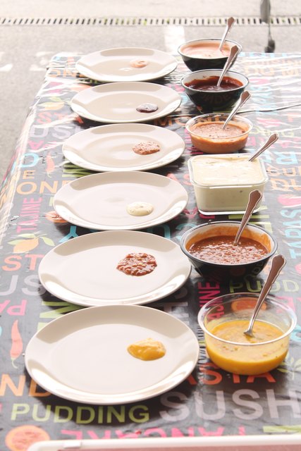 Die Auswahl war groß: Sechs köstliche selbst zubereitete Saucen | Foto: Florian Haun