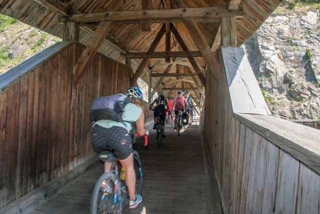 Eine Radgruppe mit Ziel Gardasee setzt hier nun auf der alten Holzbrücke über den Inn. © Ing. Günter Kramarcsik | Foto: © by Ing. Günter Kramarcsik