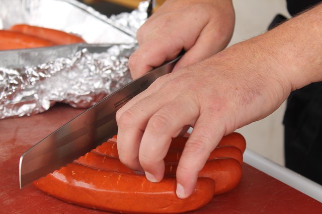 Die Würste werden vor dem Grillen eingeschnitten | Foto: Florian Haun