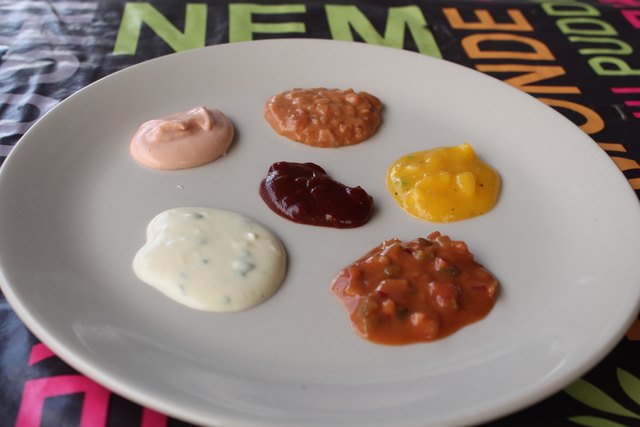 Der Überblick: Sechs gänzlich unterschiedliche Saucen standen den Testessern zur Auswahl. | Foto: Florian Haun