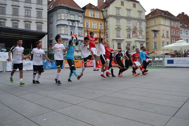 Es gibt keine Verlierer: Beim sozialen Straßenfußball steht der Zusammenhalt im Vordergrund. | Foto: Caritas/Neugebauer