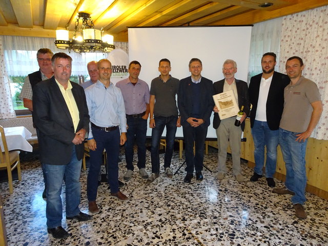 Robert Ladstätter wurde als Tiroler Biomassepionier geehrt. | Foto: Tiroler Heizwerkverband