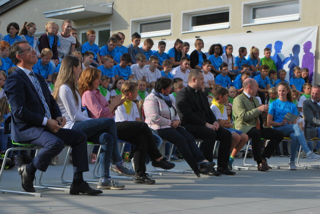 Ehrengäste stellen sich den Fragen der Schüler.