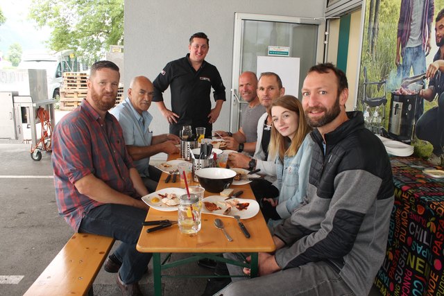 Grillsaucen-Test bei "Let's do it – Ettel": Die Geschäftsstelle Schwaz mit den Redakteuren Florian Haun und Dietmar Walpoth, Grillexperte Martin Wurm, der "Unabhängige" Markus Klingler, Geschäftsstellenleiter Wolfgang Engelhardt, Kreativassistentin Hannah Mühlbacher und Werbeberater Andreas Lanza (v. l.) | Foto: Dagmar Knoflach-Haberditz