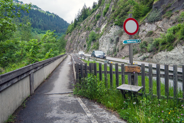 Der Innradweg (Route Nr. 1) und Radweg Via Claudia Augusta (3. Etappe - Nr. 32) zwischen Landeck und Nesselgarten (Fließ) befindet sich nun am orographisch rechten Ufer. Nach der Überquerung des Inns führt eine schmale 200 m lange und trogförmige Hangbrücke parallel, aber getrennt zur Landestraße (L76) bis nach Nesselgarten. Ab hier folgt der Radweg in zwei geteilten Richtung- Spuren auf eine Länge von ca. 2 km der L76 bis zum sogenannten "neuen Zoll".  | Foto: © by Ing. Günter Kramarcsik