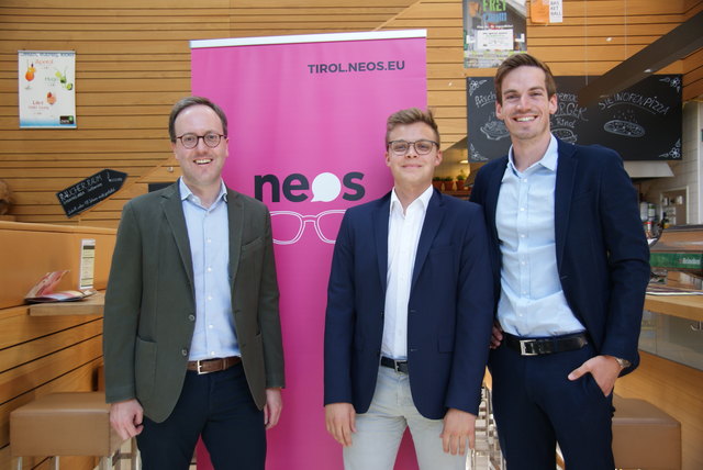 100 Tage: NEOS-Klubobmann Dominik Oberhofer, JUNOS-Tirol Vorsitzender Johannes Tilg und stv. Landtagsklubdirektor Marco Regensburger (v.l.).