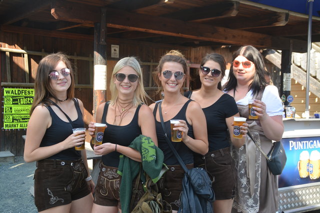 Diese Mädels holten sich mit ihrer Tracht ein Freibier.