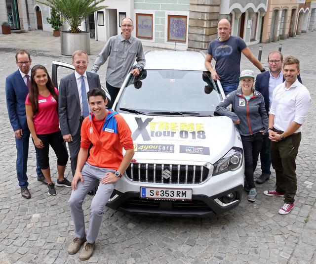 v.l.: Mag. Christoph Wurm (Generaldirektor VKB-Bank), Anna Schinkowitsch (Teilnehmerin der XTREMEtour018), Landeshauptmann Mag. Thomas Stelzer, Jakob Wegenschimmel (Teilnehmer der XTREMEtour018), Rob Hakenberg (Leadguide Outdoor Leadership), Walter Schörkhuber (Tour Organizer 4youCard XTREMEtour018), Andrea Limbacher (Skicross Weltmeisterin 2015), Michael Frostel MSc. (Pressesprecher Energie AG), Florian Taugwalder (INJOY) | Foto: Land OÖ/Denise Stinglmayr