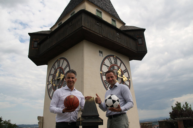 Sportjahr 2021 unterm Uhrturm: Kurt Hohensinner (ÖVP) und Armin Sippel (FPÖ) mit Zug zum Tor. | Foto: Stadt Graz