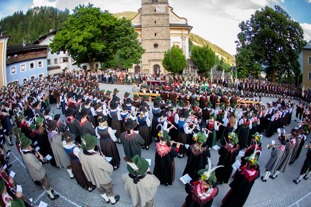 Hunderte MusikantInnen umrahmten die Hl. Messe auf dem Matreier Kirchplatz. | Foto: Brunner Images