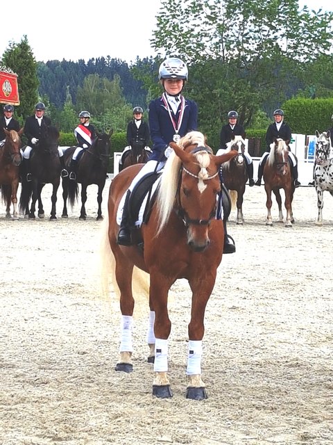Stolz empfing Leonie Miller auf Aron ihre Medaille für den 2. Platz. | Foto: Julia Miller