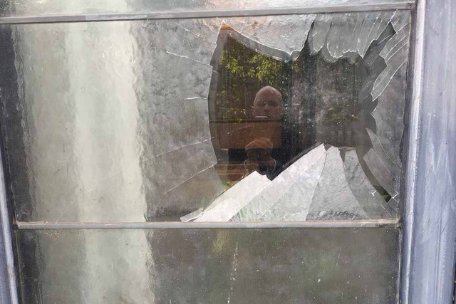 So sehen die eingeschossenen Fensterscheiben aus. Insgesamt wurden 16 davon zerstört. | Foto: Pfarre Pötzleinsdorf