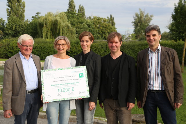 Das Team der LEADER Region Oststeirisches Kernland rund um Obmann Bgm. a. D. Josef Singer (l.) freut sich über die Auszeichnung mit dem Regionalen Nachhaltigkeitspreis.
