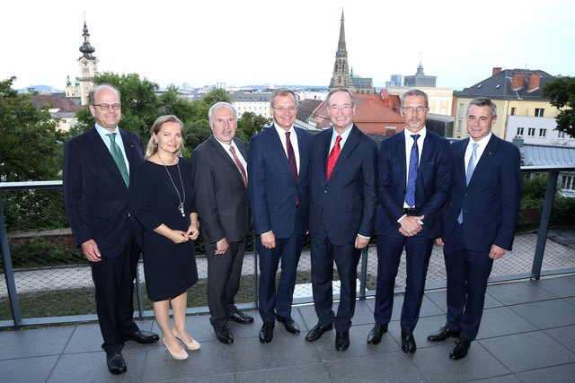 (V. li.) OeNB-Vizegouverneur Andreas Ittner, WKÖ-Vizepräsidentin Ulrike Rabmer-Koller, OeNB-Gouverneur Ewald Nowotny, Landeshauptmann Thomas Stelzer, Christoph Leitl, Präsident der Europäischen Wirtschaftskammern EUROCHAMBRES, Boris Vujcic, Gouverneur der kroatischen Nationalbank, Heinrich Schaller, Generaldirektor der Raiffeisenlandesbank OÖ | Foto: RLB OÖ/Strobl