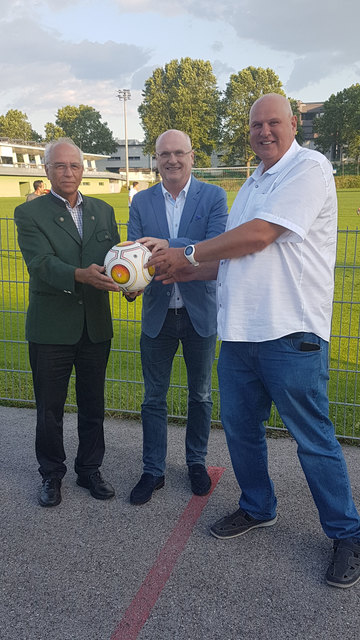 Anton Baumgartner, der neue Referent der 1. Klassen Mitte, Präsident Wolfgang Bartosch und Michael Paier (v.l.) | Foto: StFV