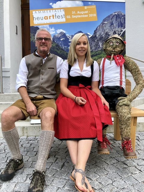 Herbert Reschreiter, und Angela Buchegger vom TVB St. Martin mit HeiMattl.