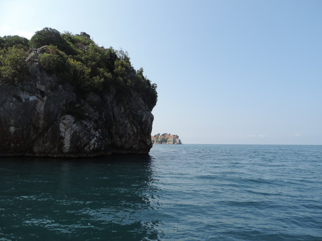 ..im Hintergrund Sveti Stefan..