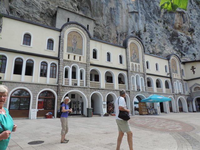 ..weiße Kloster v. Ostrog - Felsenklosteranlage...
