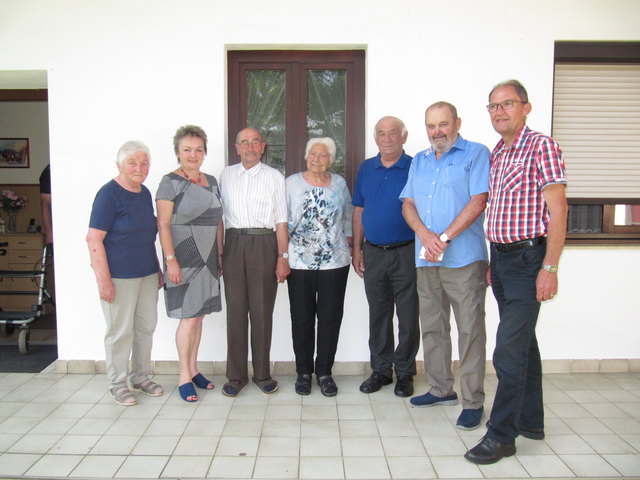 Rosa Schmidt (Mitte) feierte den 85. Geburtstag. | Foto: Gemeinde Bernstein