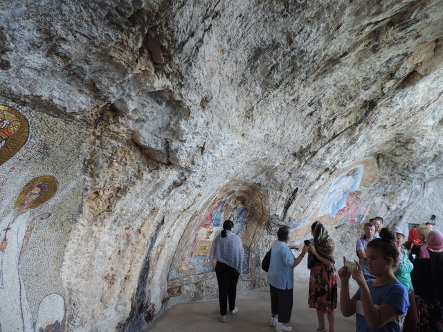 ...Malereien und Mosaike...