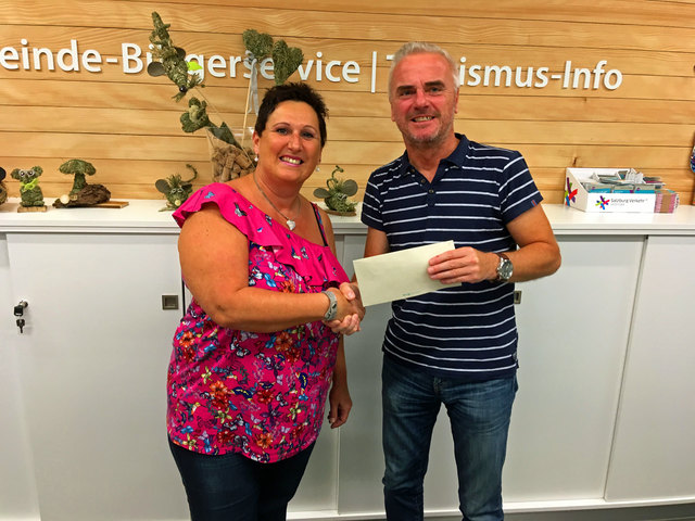Gewinnerin Claudia Schönleitner mit Herbert Reschreiter bei der Gewinnübergabe.