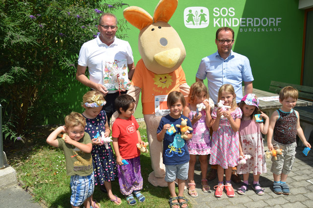 Große Freude im SOS-Kinderdorf über 1.000 Euro und die Geschenke der Sonnentherme Lutzmannsburg. | Foto: Sonnentherme