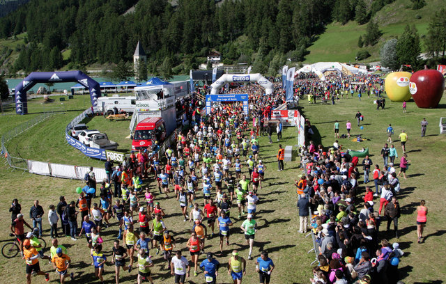 19. Reschenseelauf: m Samstag, 14. Juli, werden wieder tausende Läufer rund um den Reschensee laufen | Foto: Reschenseelauf