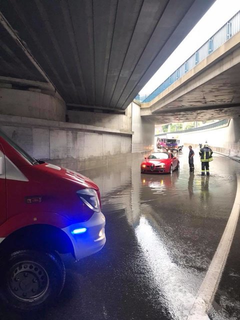 Der Kreisverkehr stand binnen Minuten unter Wasser. | Foto: Feuerwehr Klosterneuburg