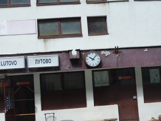 ...moderne Haltestelle...