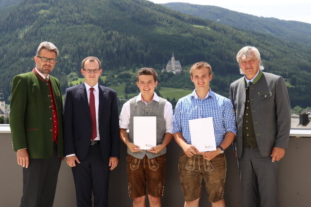 Rostock-Preise an der LFS Tamsweg: LSI Christoph Faistauer, Georg Eberharth (Direktor Raiffeisenbank Tamsweg), Preisträger Manuel Gugg (3b), Preisträger Matthias Karner (3a) und Direktor Peter Rotschopf (v.l.). | Foto: LFS Tamsweg