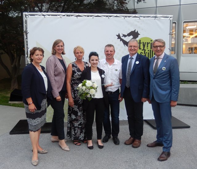 Bei der Verleihung der "Styrian Skills" im Europasaal: LAbg. Ursula Lackner, LAbg. Barbara Eibinger-Miedl, Melanie Moser und ihre Eltern, 1. Vzbgm. Franz Jöbstl, WK-Präs. Josef Herk. | Foto: KK