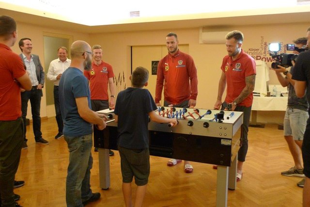 Der 11-jährige Burmetler zeigte Arnautovic, wie TIschfußball richtig gespielt wird. | Foto: Fotos (2): Burmetler