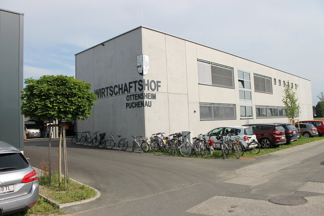 Der Neubau ist im Westen der Gemeinde Ottensheim im Gewerbepark nahe der B127 angesiedelt.
