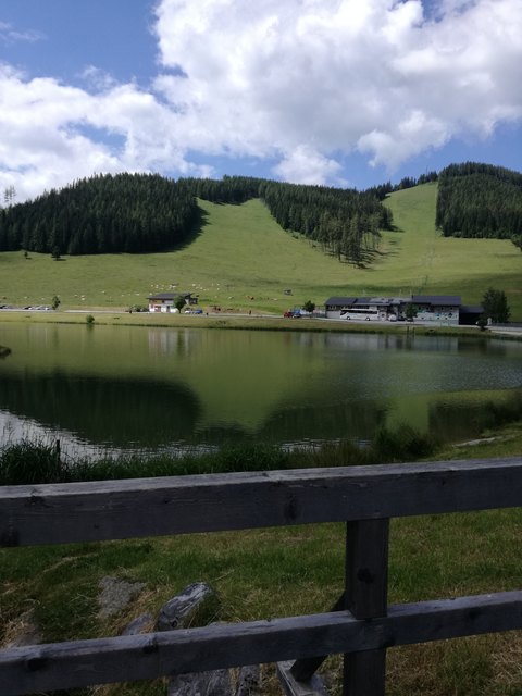Rundgang: Der Teichalmsee glänzt im Morgenlicht. Bei warmen Temperaturen kann hier im Sommer gebadet werden. Ist´s kühler bietet sich einer der zahlreichen Spazier-und Wanderwege an, zum Beispiel der Moorleerpfad, der durch eines der letzten Latschenhochmoore Österreichs führt.