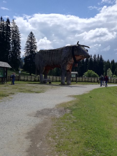 Griaß di! Der Meterhohe Holzochse ist das Wahrzeichen des Naturparks Almenland. Er wurde eingedeckt mit etwa 22.000 Holzschindeln.