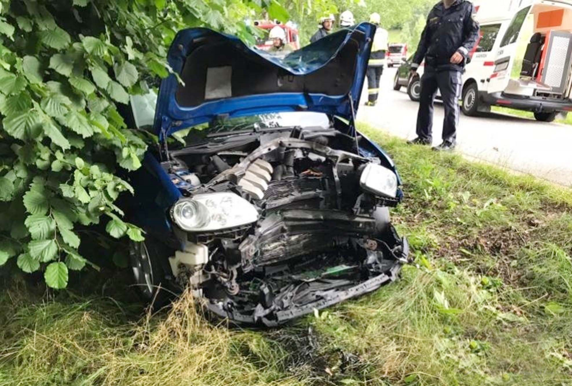 Der Fahrzeuglenker fuhr laut dem Bericht der Feuerwehr Wolfsberg aus bisher unbekannter Ursache gegen einen Baum