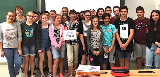 Die SchülerInnen übergaben Geld an Uschi Krabichler. | Foto: Obermoser